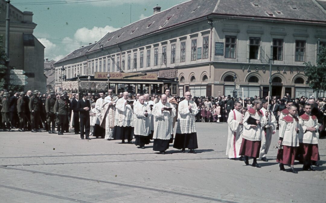 „ÜDV, HOZSANNA ÉS IMÁDAT” – RÉGI ÚRNAPI KÖRMENETEK
